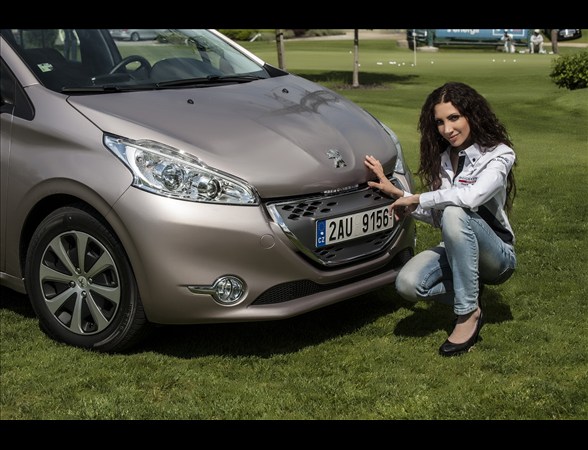 OLGA_LOUNOVA_208_PEUGEOT1.jpg